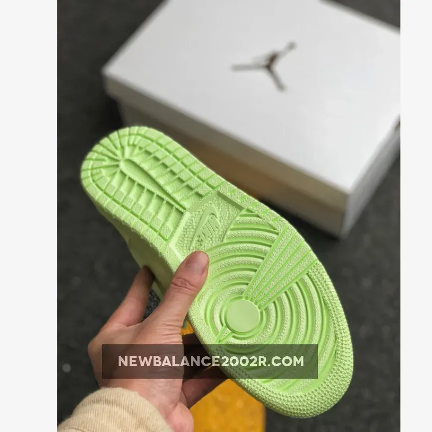 Volt Jordan 1 2022 Air Jordan 1 High Premium WMNS Barely Volt