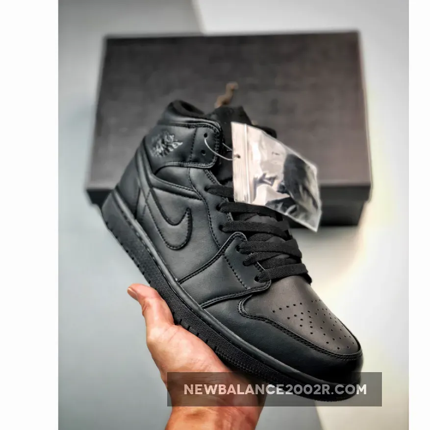 Air Jordan 1 Mid 'Triple Black' Jordan 1 Mid Triple Black 2022