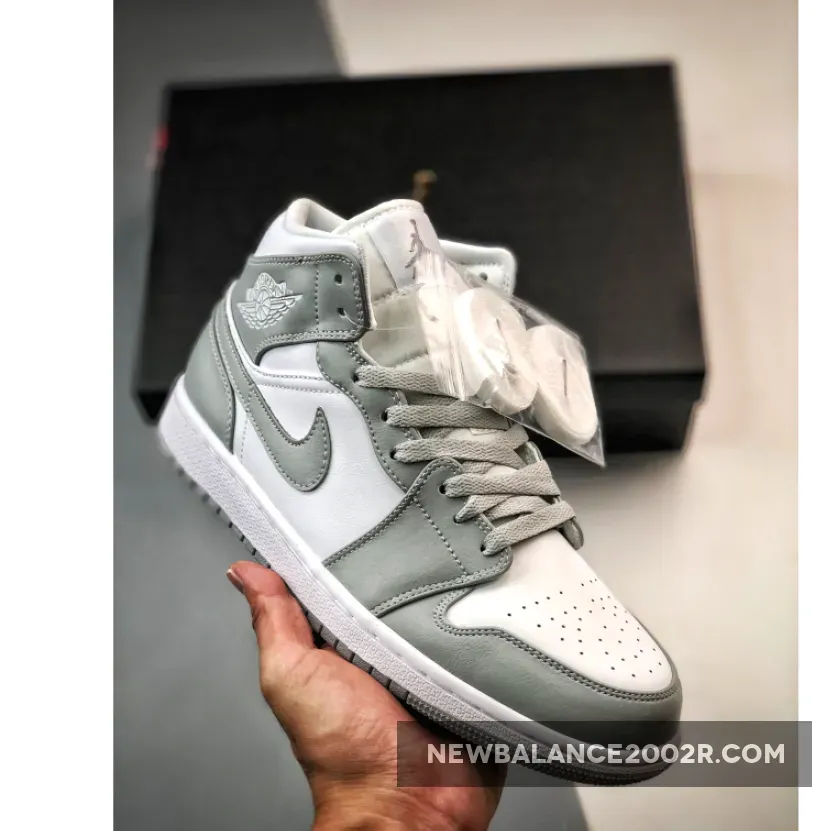 Air Jordan 1 Mid Sail/Stealth-White / Air Jordans BQ6472-115