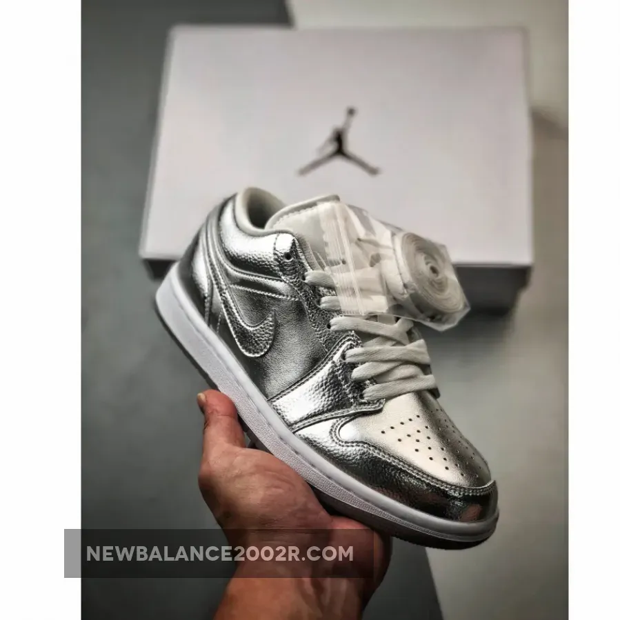 Air Jordan 1 Low SE Metallic Silver/Photon Dust