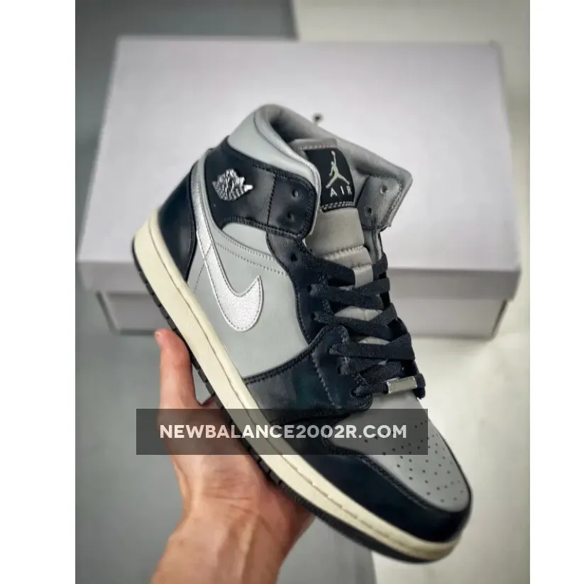 Air Jordan 1 Mid "Black Chrome" Black/Light Smoke Grey
