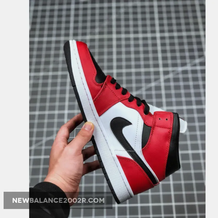 Air Jordan 1 Mid Chicago Toe Black/Gym Red/White AJ1 Air Jordan 1 Mid Chicago Toe Black/Gym Red/White AJ1
