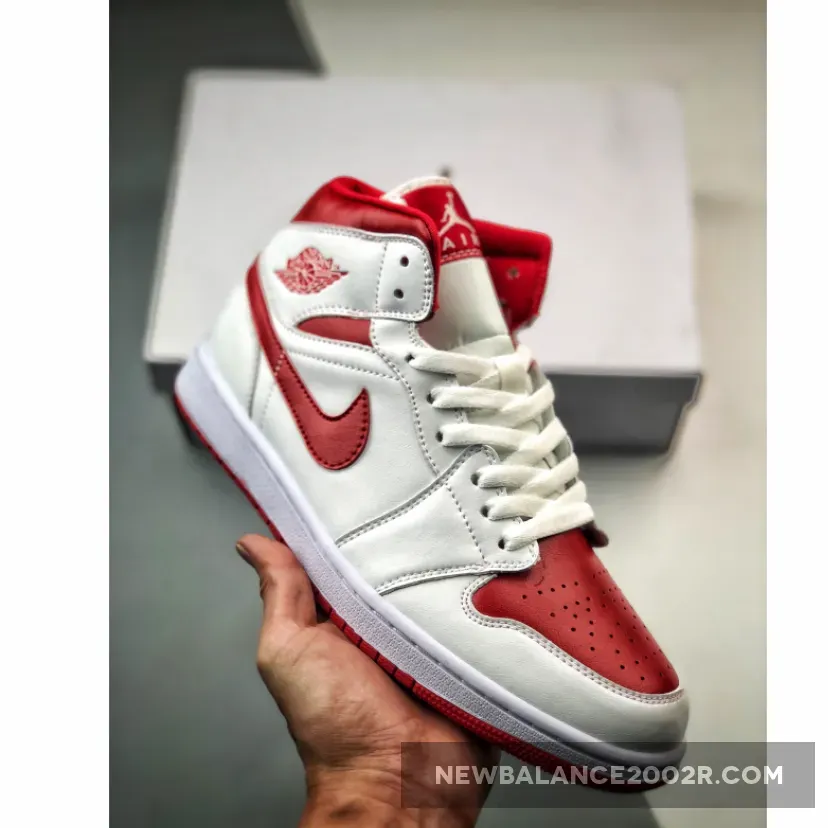 Air Jordan 1 Mid Red Toe