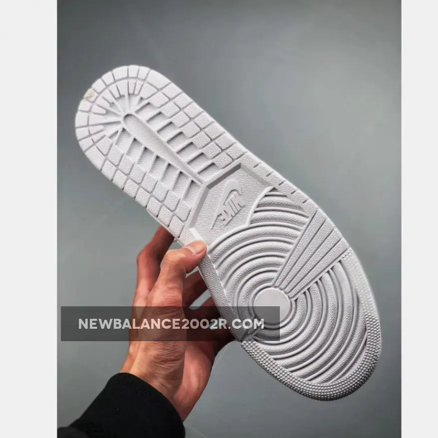 Air Jordan 1 Mid "Triple White" 554724-109 Air Jordan 1 Mid "Triple White" 554724-109