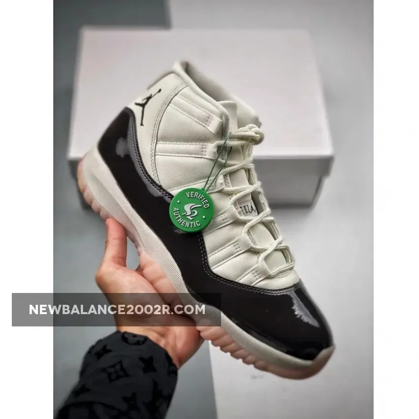 Air Jordan 11 "Neapolitan" Sail/Velvet Brown-Atmosphere