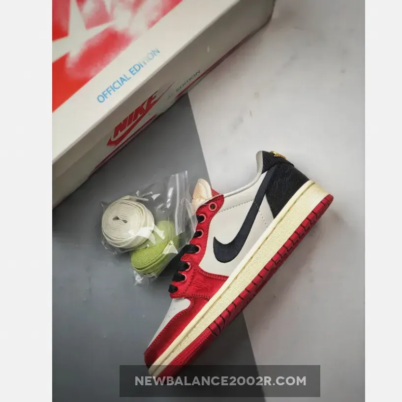 Trophy Room x Air Jordan 1 Low OG "Away" Sail/Black-Varsity Red Trophy Room x Air Jordan 1 Low OG "Away" Sail/Black-Varsity Red